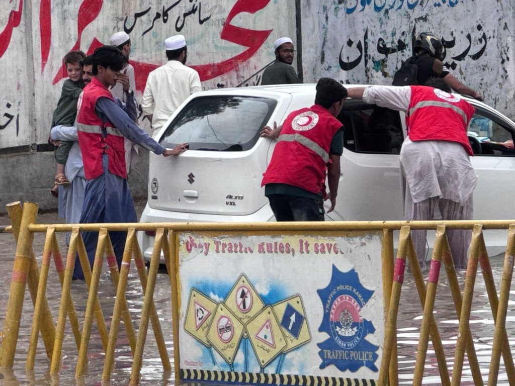 Red Crescent Sindh flood response volunteers helping communities in Karachi
