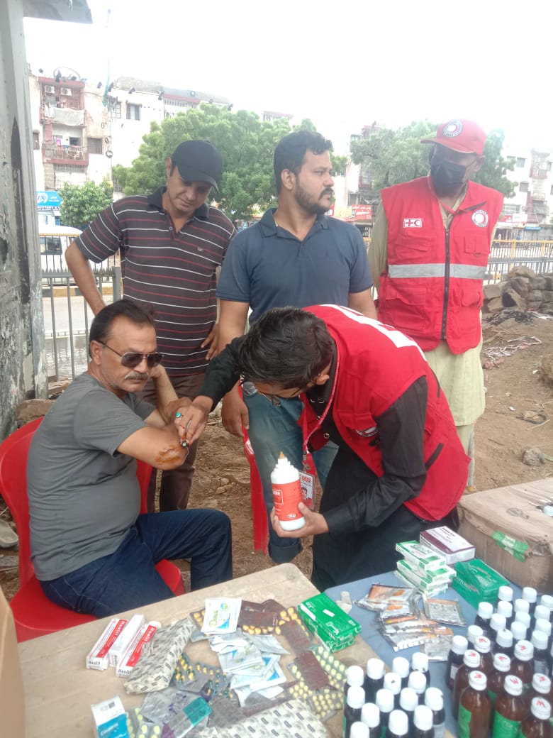 PRCS Sindh Emergency Response Corps providing first aid during Karachi flooding