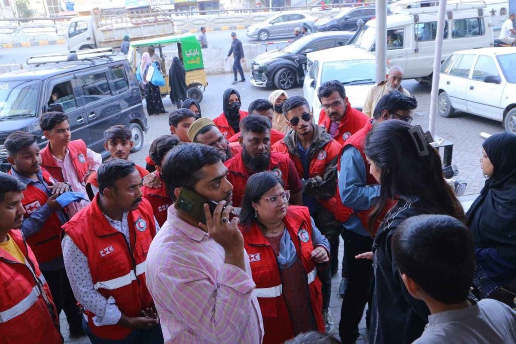PRCS team distributing canvas bags during Plastic-Free Karachi campaign