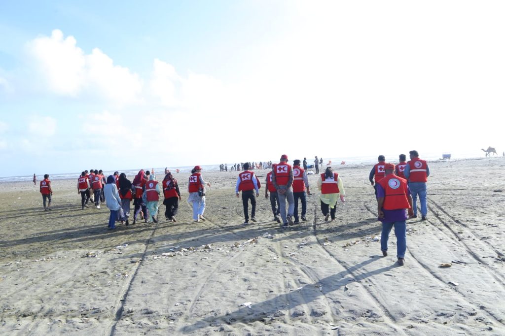 PRCS Cleaning Drive Karachi with hundreds of volunteers covering coastline