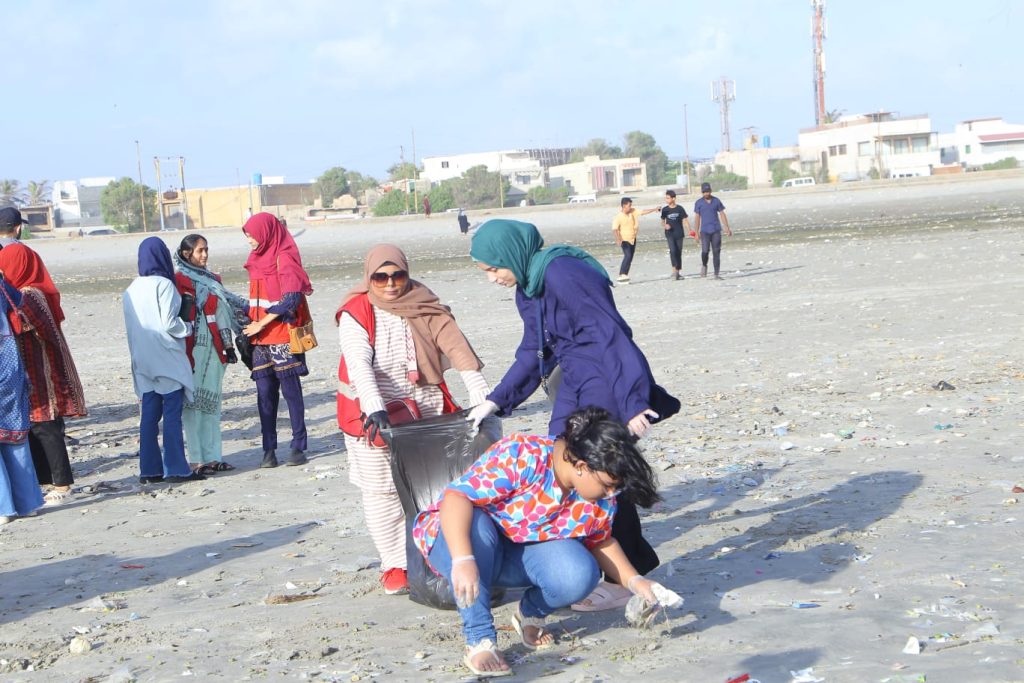 PRCS Cleaning Drive Karachi with hundreds of volunteers covering coastline